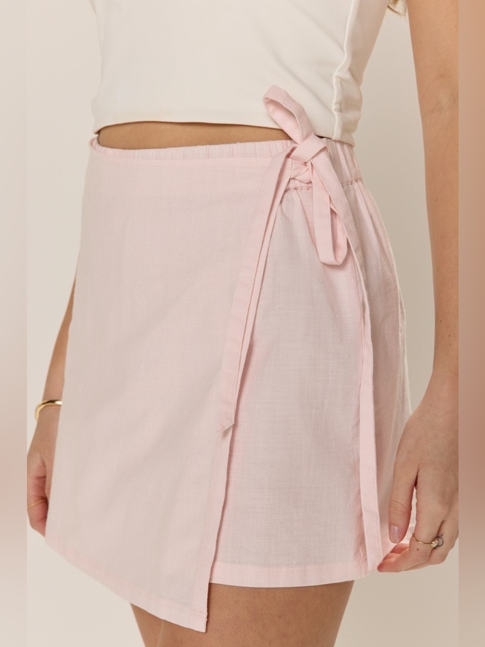 Francesca’s Adrian Light Pink Side Tie Skort.
Size XS